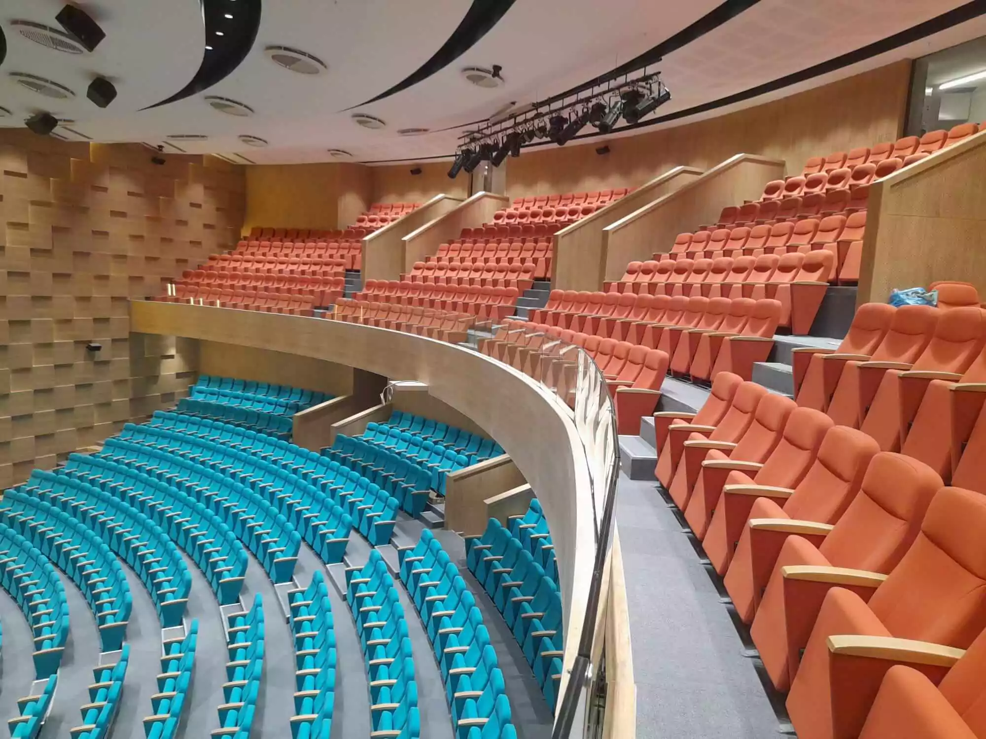 Retractable auditorium seating system Image